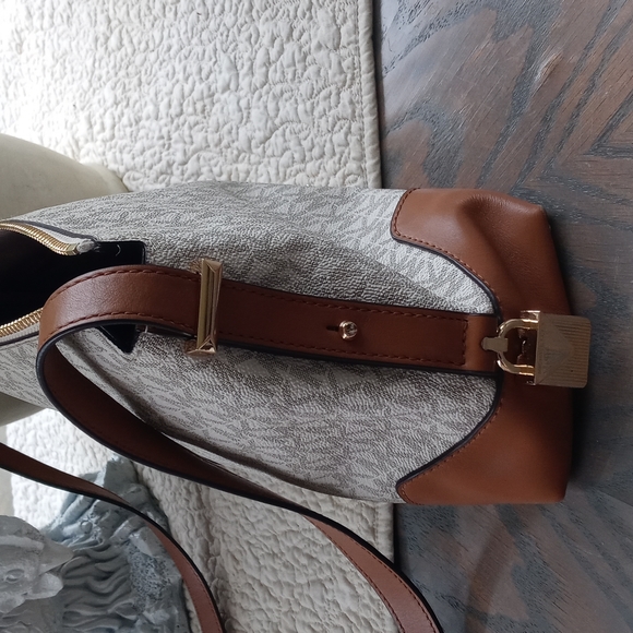 MICHAEL KORS BROWN AND WHITE CROSSBODY PURSE - Picture 4 of 13